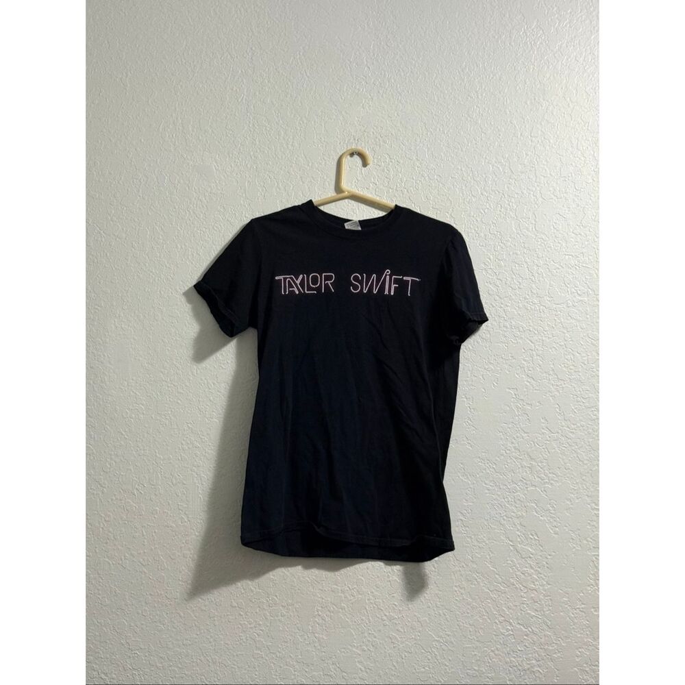 Taylor swift the 1989 world tour shirt size medium‎
